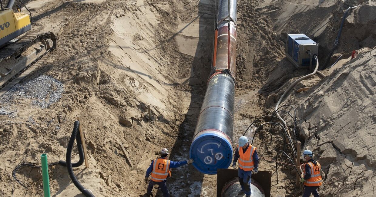 Установка криволинейных участков газопровода на строительной площадке в Любмине