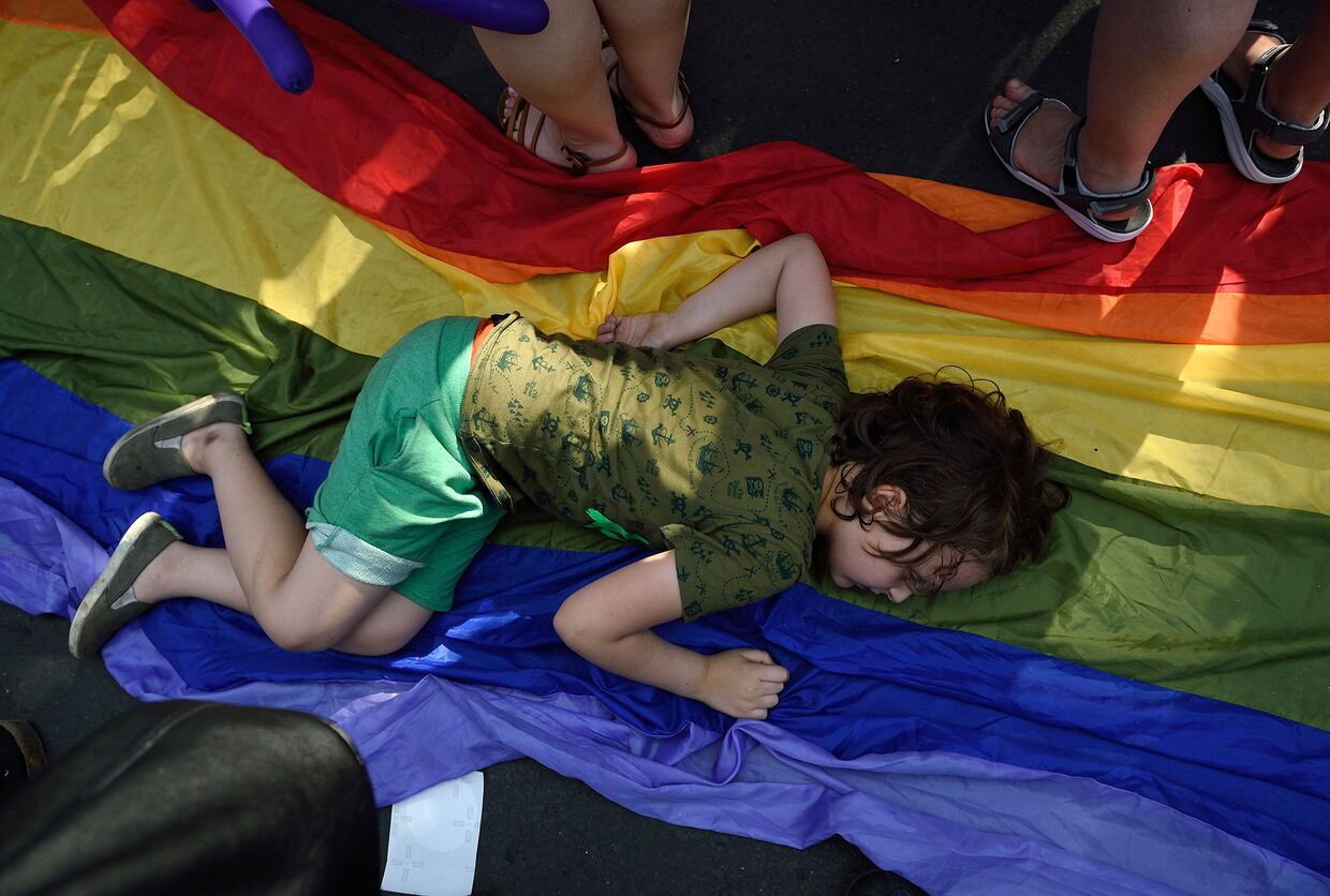 Ребенок отдыхает во время гей-парада