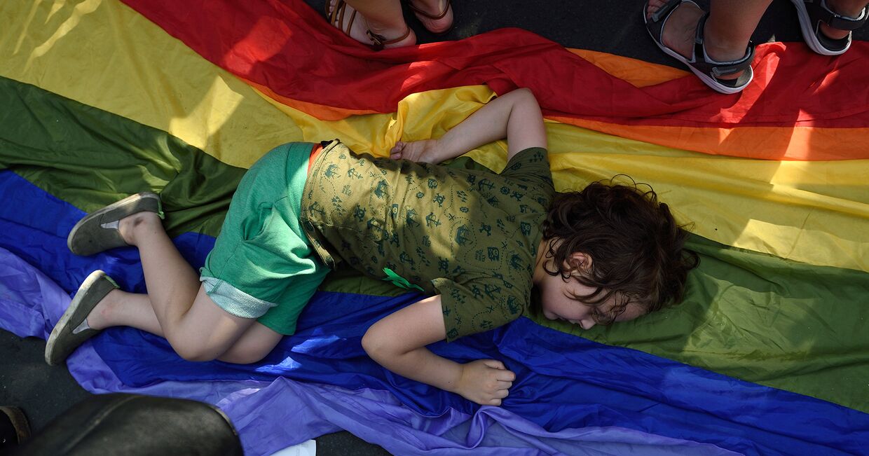 Ребенок отдыхает во время гей-парада
