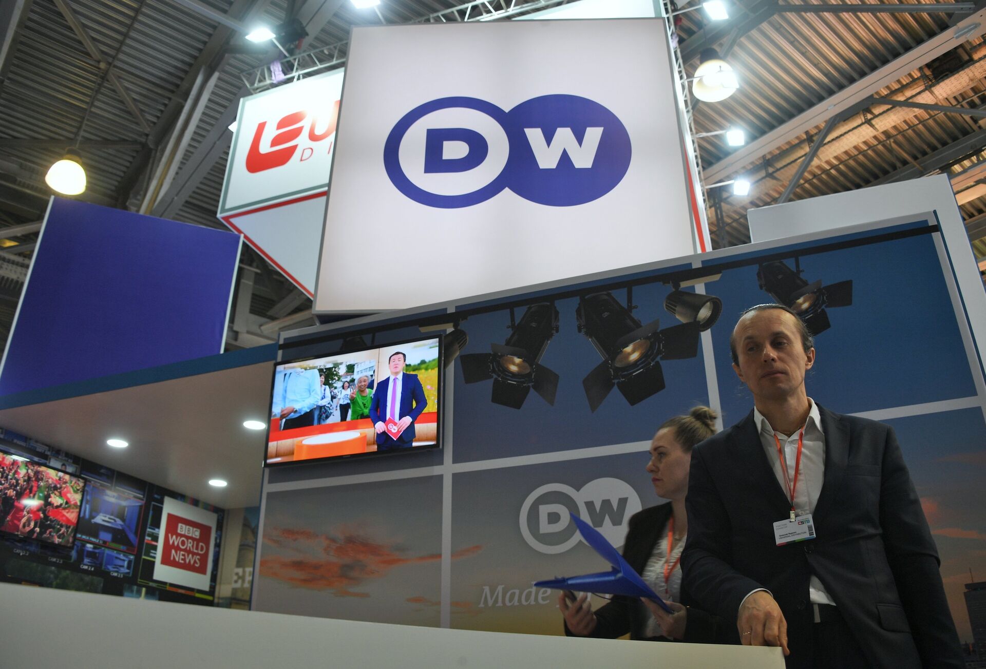 Стенд телеканала DW (Deutsche Welle) на 21-й международной выставке CSTB Telecom&Media 2019 - ИноСМИ, 1920, 14.07.2023