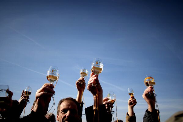Жители французской деревни Венселле с бокалами молодого вина
