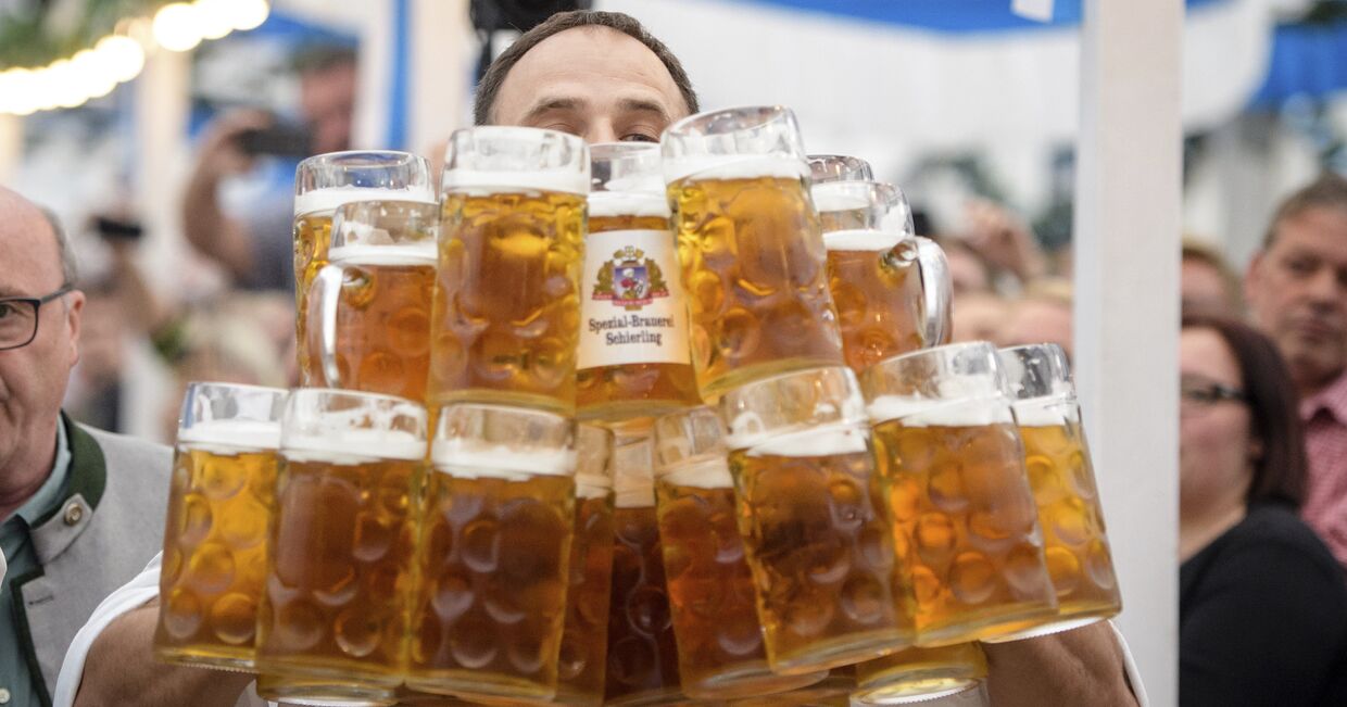 Пиво во время фестиваля в Абенсберге