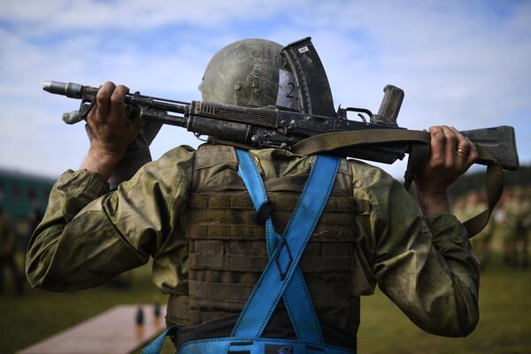 Военный с АК на испытаниях на право ношения крапового берета в Новосибирской области Военный с АК на испытаниях на право ношения крапового берета в Новосибирской области