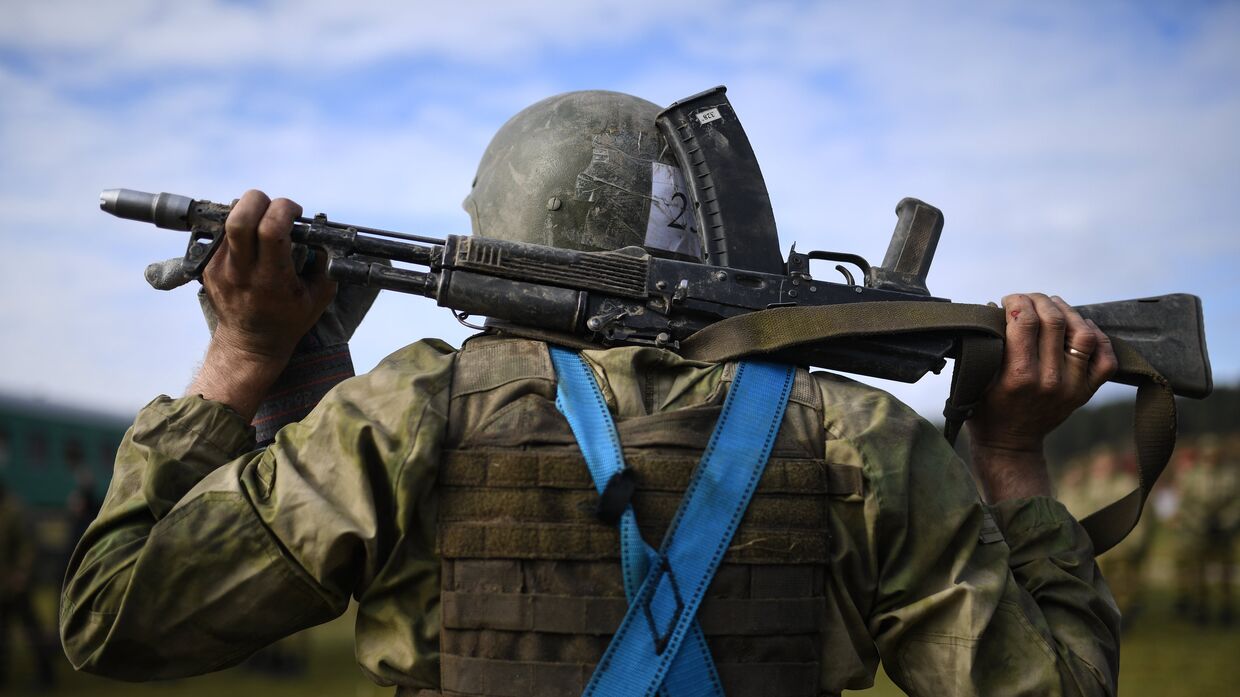 Военный с АК на испытаниях на право ношения крапового берета в Новосибирской области