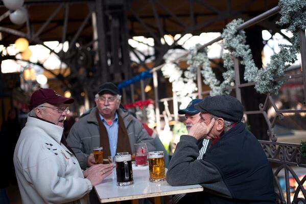 Люди пьют пиво в Будапеште