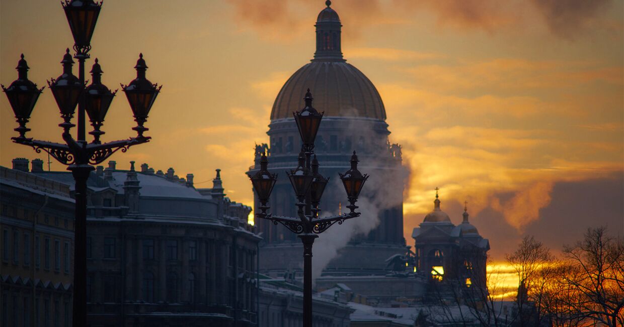 Зимний Санкт-Петербург. Вид на Исаакиевский собор с Дворцовой площади