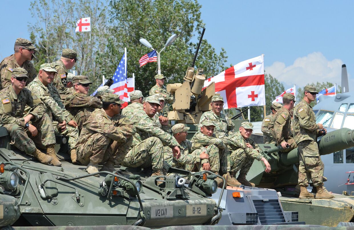 Американские и грузинские солдаты во время военных учений Noble Partner в Грузии