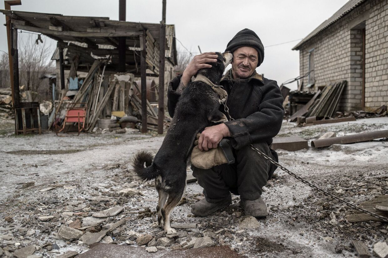 62-летний Александр Васильев со своей собакой в Донецкой области