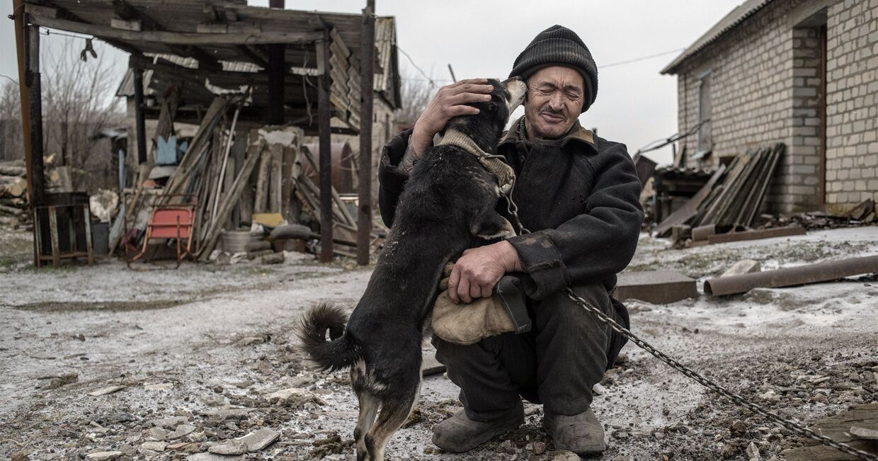 62-летний Александр Васильев со своей собакой в Донецкой области