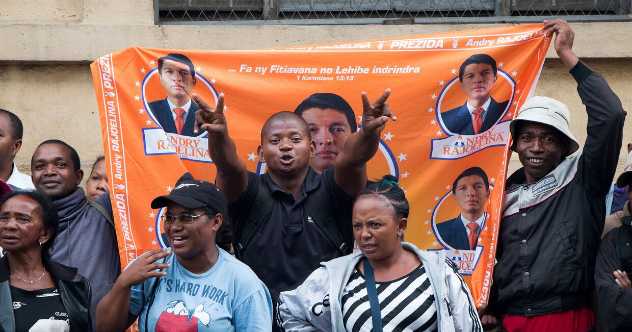 Сторонники президента Мадагаскара Андри Рахоэлины на улицах Аналакели