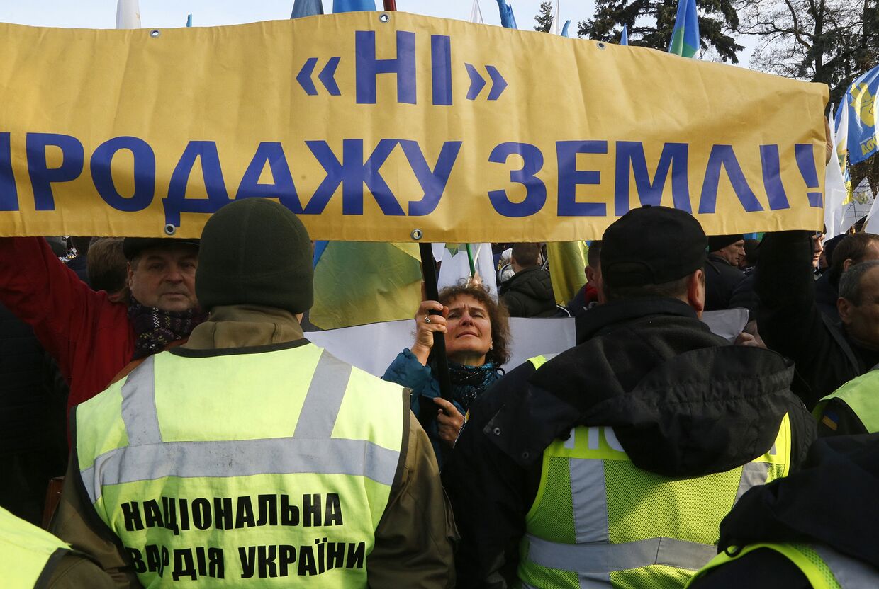 Участники акции протеста против продажи земли в Киеве, Украина