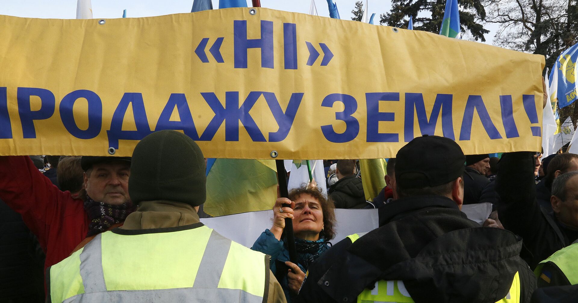 Участники акции протеста против продажи земли в Киеве, Украина - ИноСМИ, 1920, 28.06.2021
