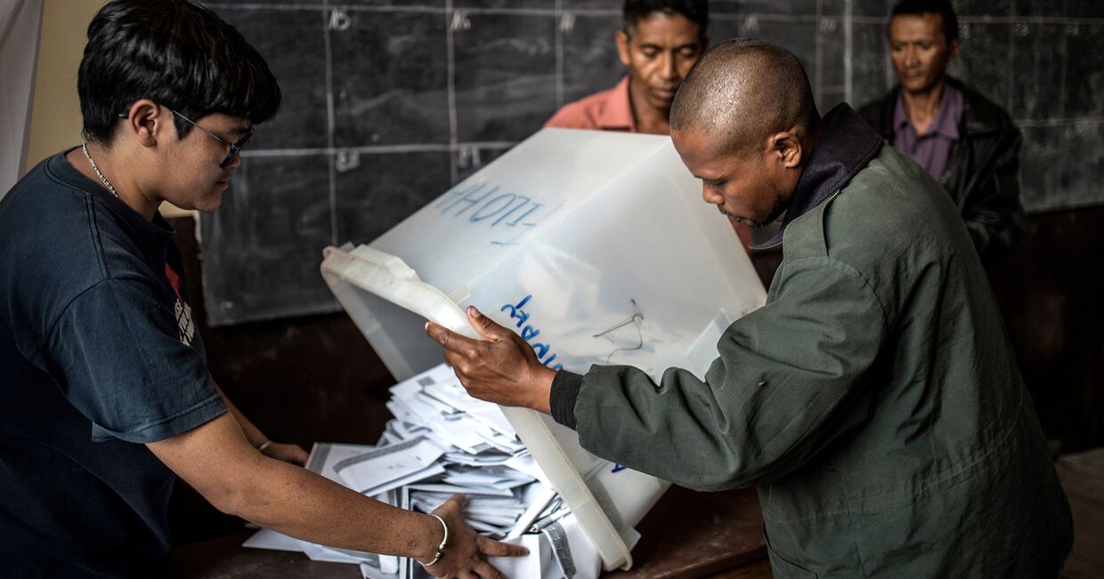Подсчет голосов на избирательном участке в Антананариву, Мадагаскар