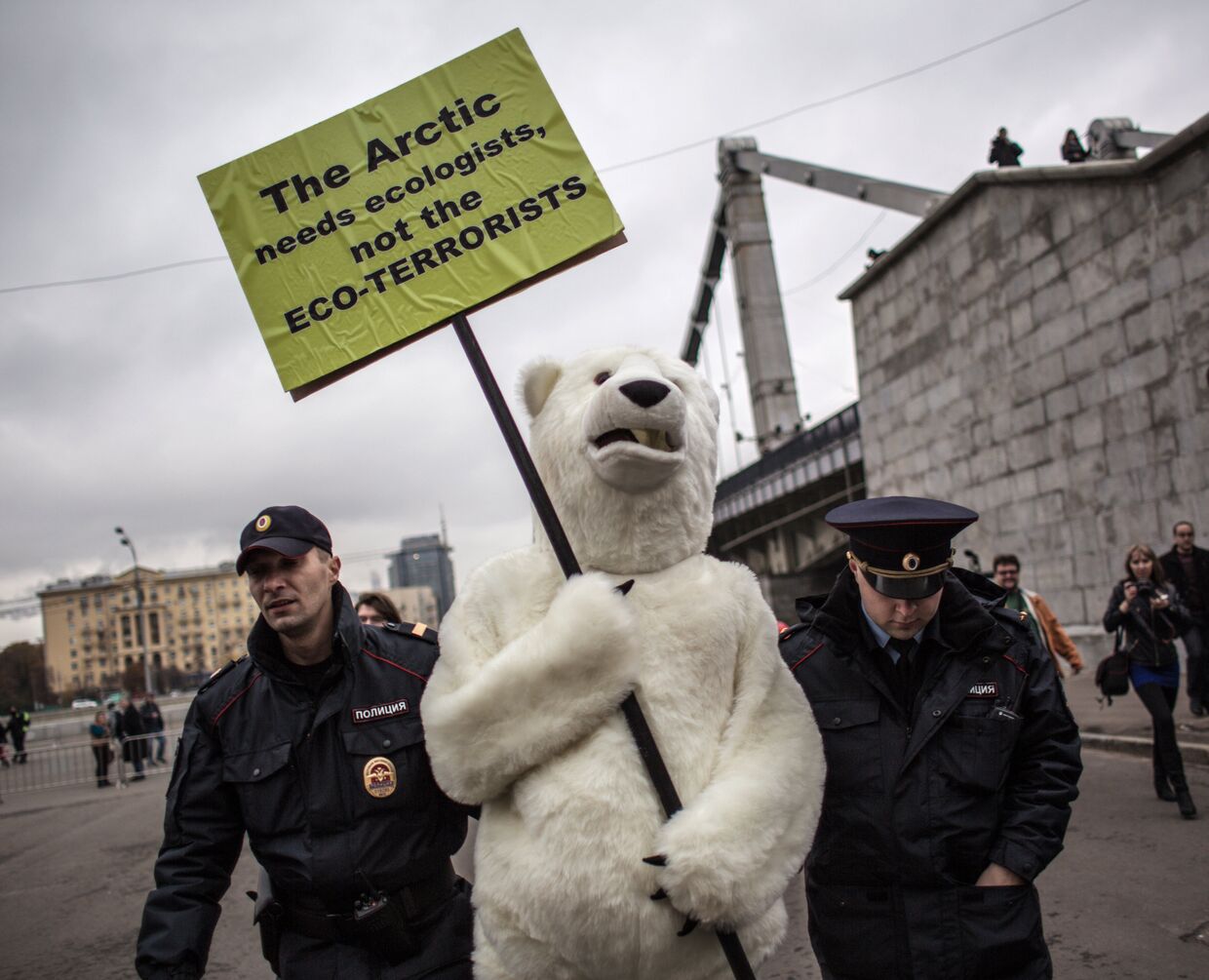 Акция в поддержку арестованных в Мурманске активистов Greenpeace
