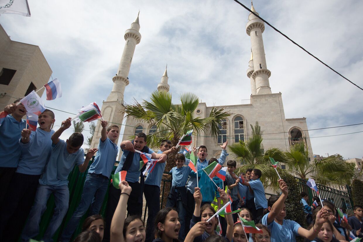 Жители города Абу-Гош машут Чеченскими флагами во время церемонии открытия новой мечети