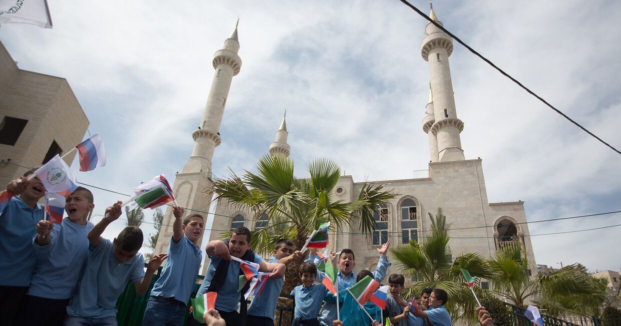 Жители города Абу-Гош машут Чеченскими флагами во время церемонии открытия новой мечети