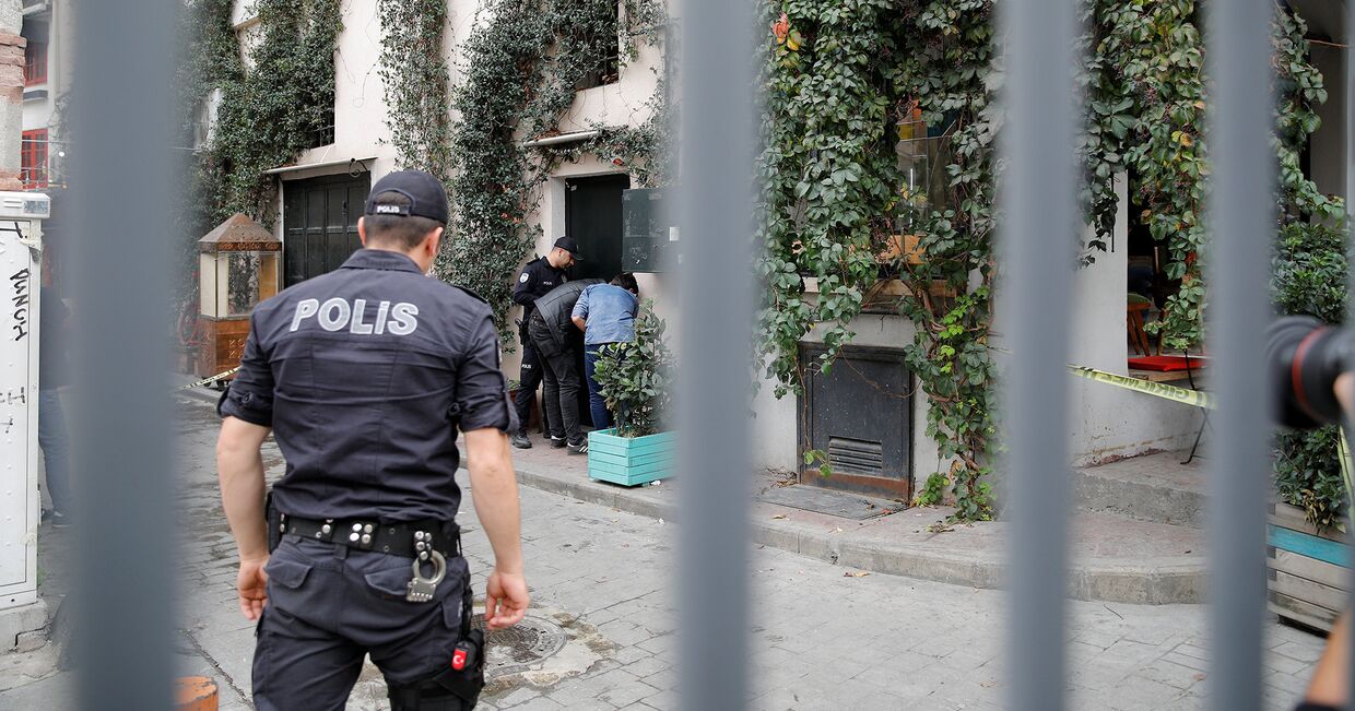 Турецкие полицейские у офиса Джеймса Ле Мезурье в Стамбуле