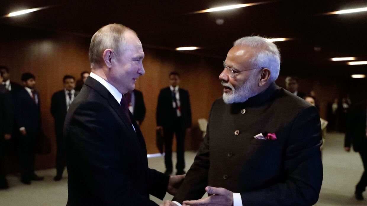 Президент РФ Владимир Путин и премьер-министр Индии Нарендра Моди во время встречи в рамках саммита БРИКС в Бразилии 13 ноября 2019 года