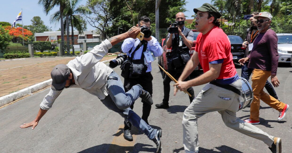 Сторонник президента Венесуэлы Николаса Мадуро во время столкновений со сторонниками лидера оппозиции Хуана Гуайдо у посольства Венесуэлы в Бразилиа, Бразилия
