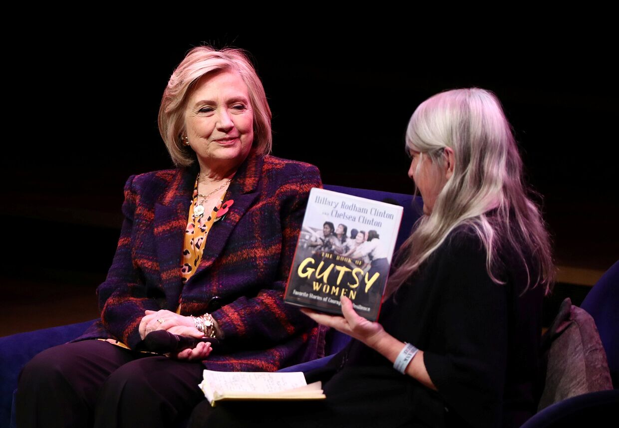 Бывший госсекретарь США Хиллари Клинтон продвигает свою книгу в Лондоне
