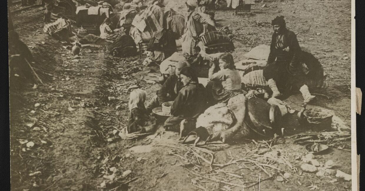 Ассирийские беженцы, изгнанные из своих домов Северной Персии, несчастные ожидающие поезда около железной дороги в пустыне Месопотамии