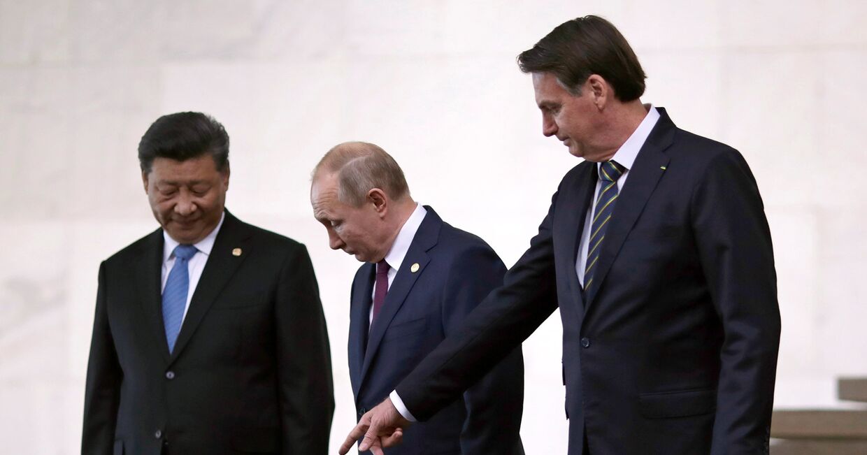 Президент Бразилии Жаир Больсонаро, президент России Владимир Путин и председатель КНР Си Цзиньпин на саммите БРИКС в Бразилии