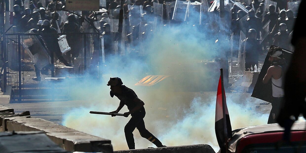 Спецназ применяет слезоточивый газ во время антиправительственных протестов в Багдаде, Ирак