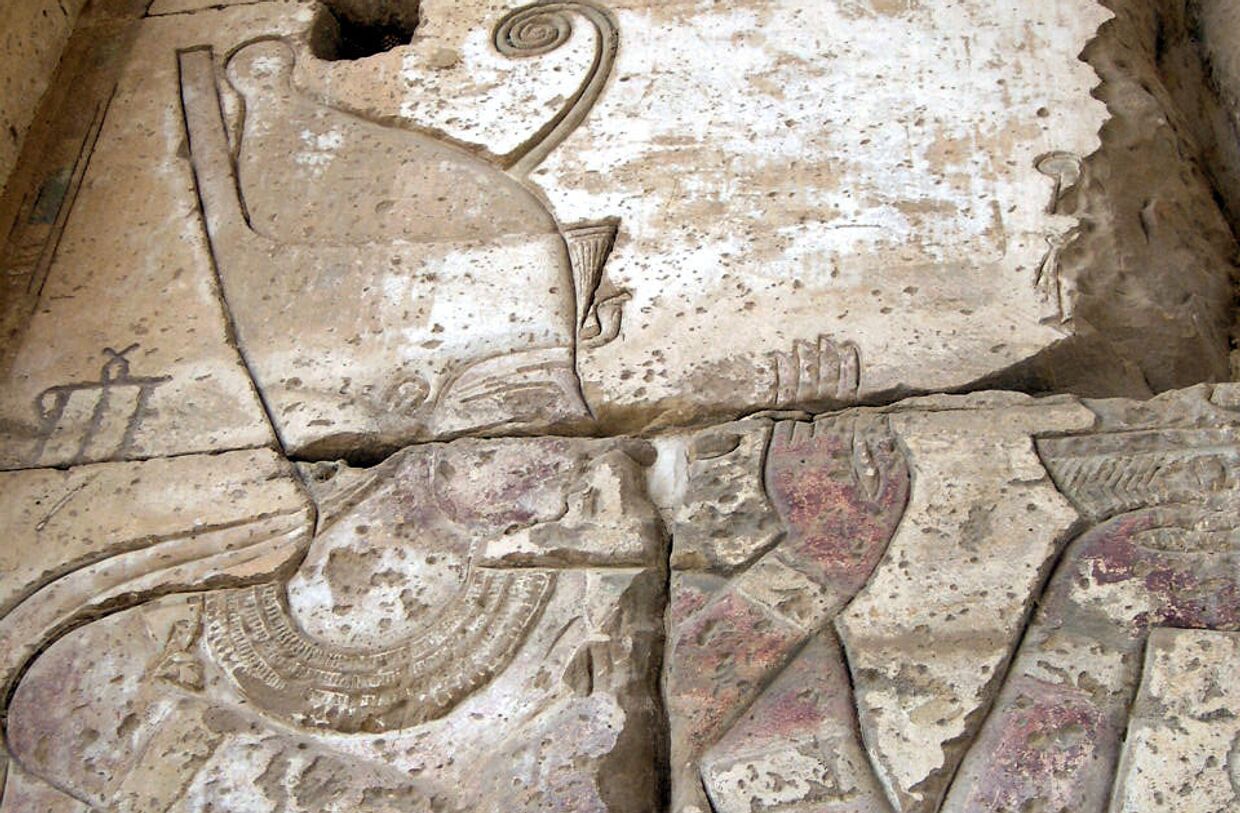 Дарий I, изображенный в египетском храме Хибис