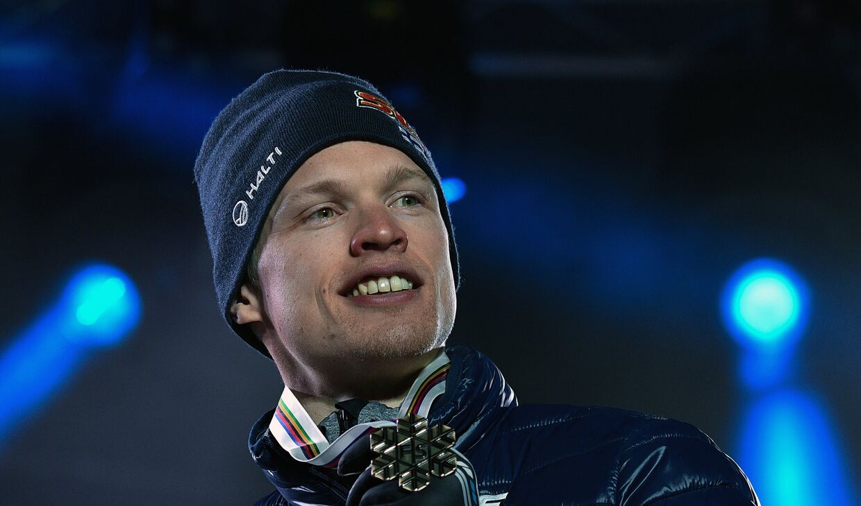 Финский лыжник Ийво Нисканен на церемонии награждения
