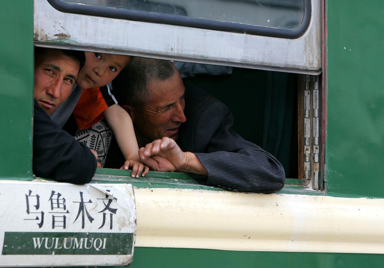 Семья уйгуров в поезде в Урумчи, Китиай