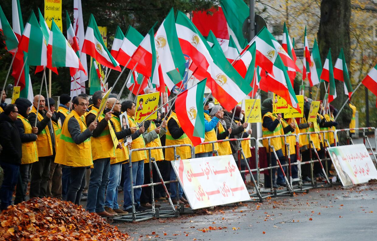 Участники акции против повышения цен на бензин в Иране