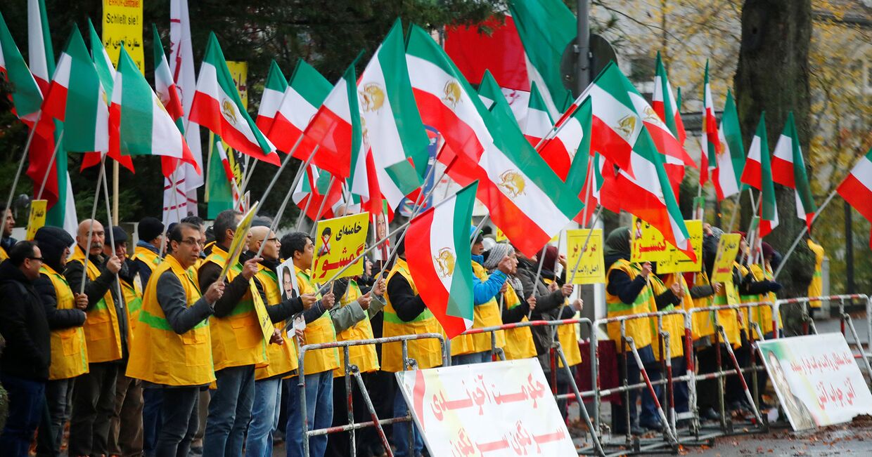Участники акции против повышения цен на бензин в Иране