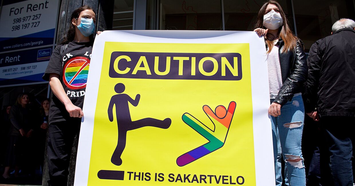 Участники протеста против ЛГБТ во время шествия в День святости в Тбилиси