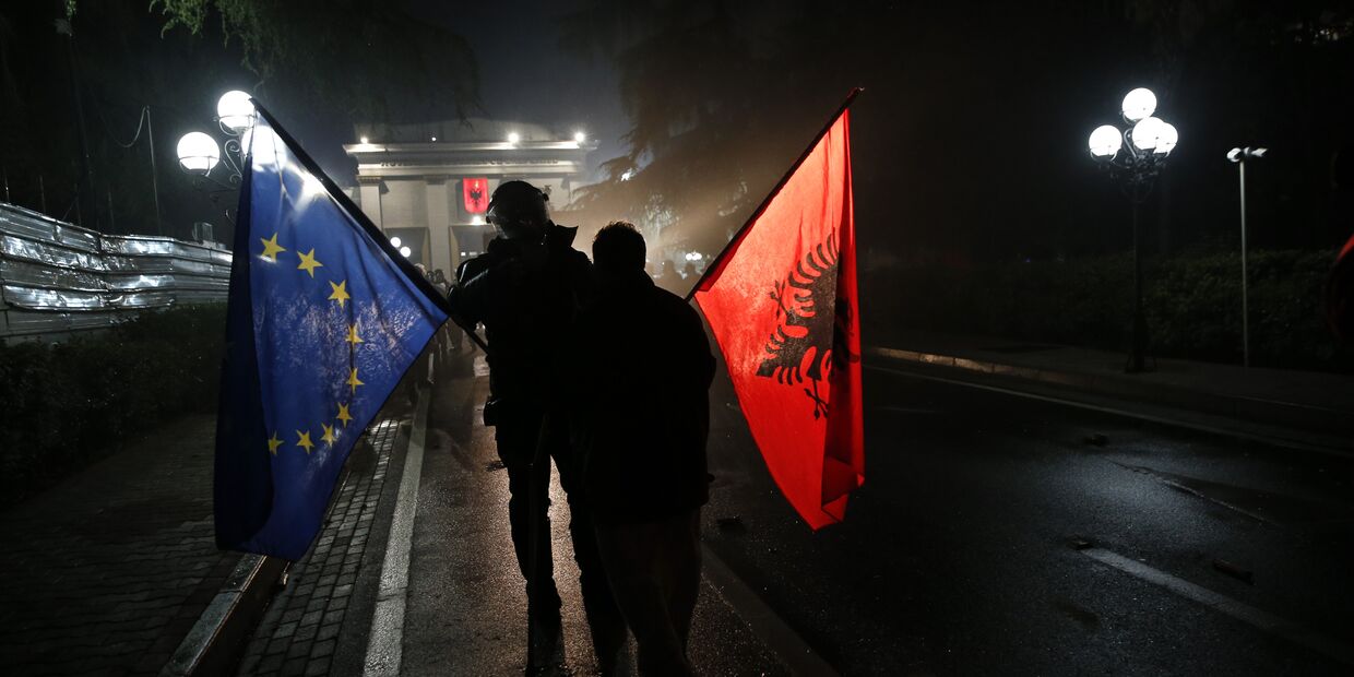 Демонстранты с флагами Албании и ЕС в Тиране, Албания