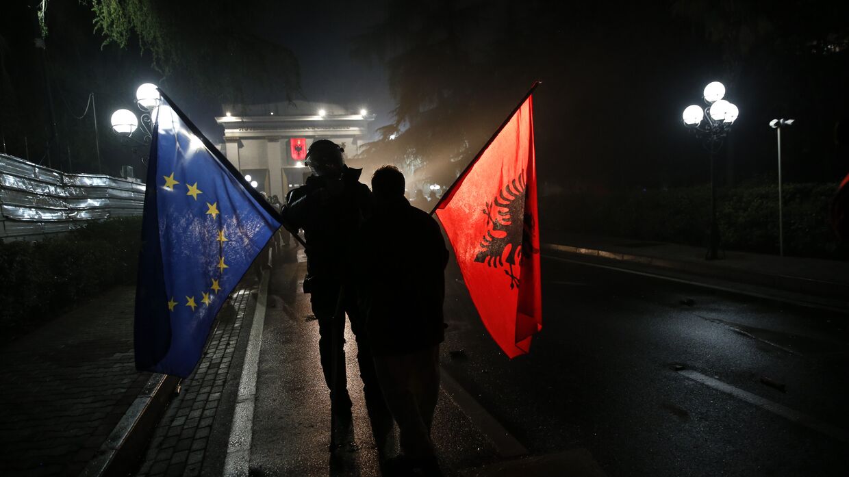 Демонстранты с флагами Албании и ЕС в Тиране, Албания