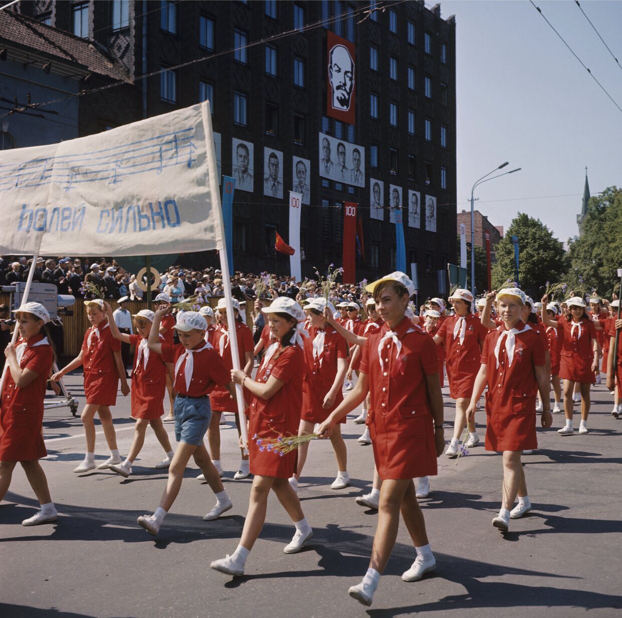 Эстонская ССР. Песенный праздник в Таллине. На площади Победы (ныне Свободы) проходят колонны школьников, юных певцов и музыкантов