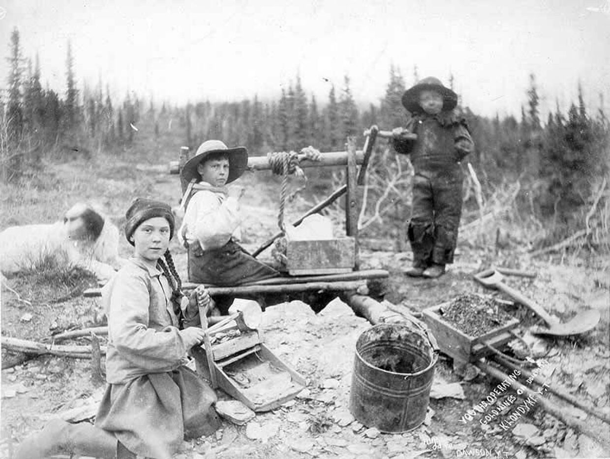 Дети работают на золотом руднике в Калифорнии, 1898 год.