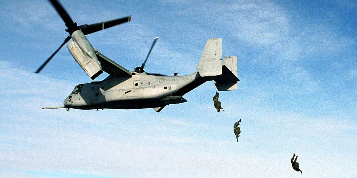 Десантирование с американского конвертоплана Bell V-22 Osprey подразделения морской пехоты США