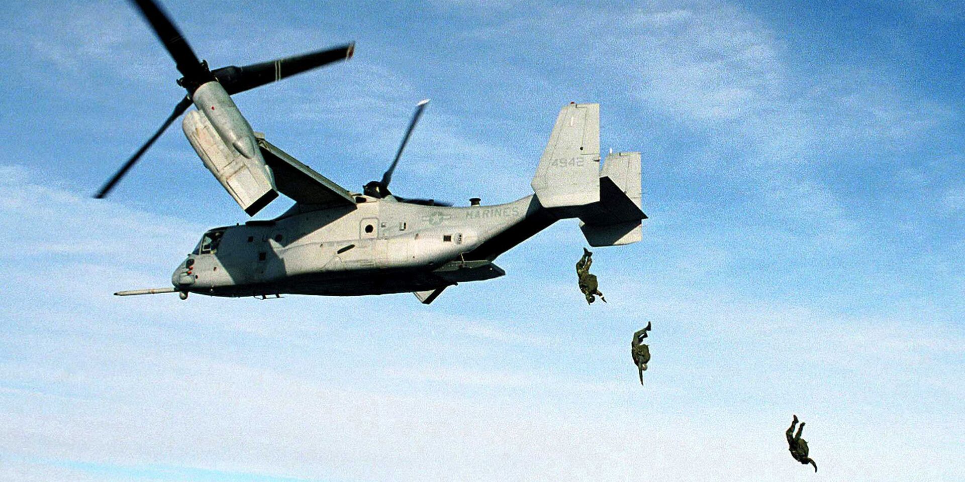 Десантирование с американского конвертоплана Bell V-22 Osprey подразделения морской пехоты США - ИноСМИ, 1920, 27.08.2023