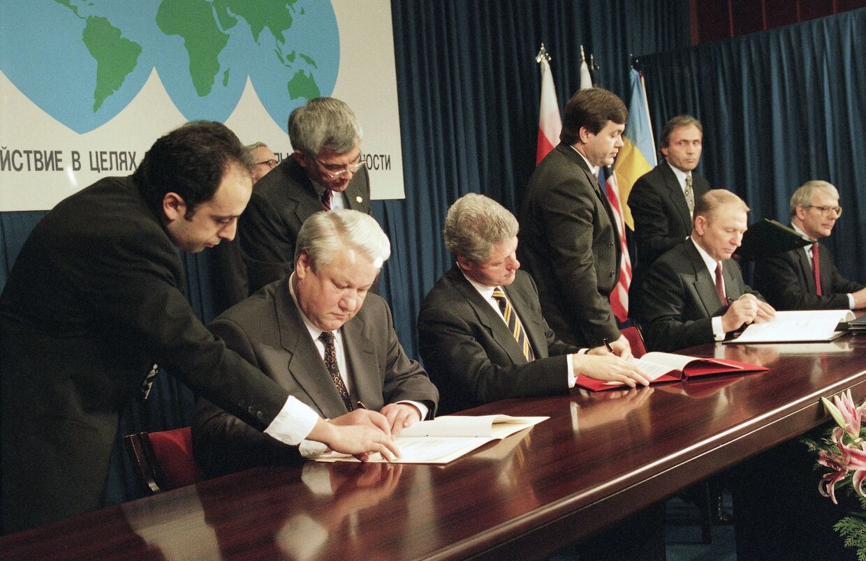 Президент России Борис Ельцин, президент США Билл Клинтон и президент Украины Леонид Кучма