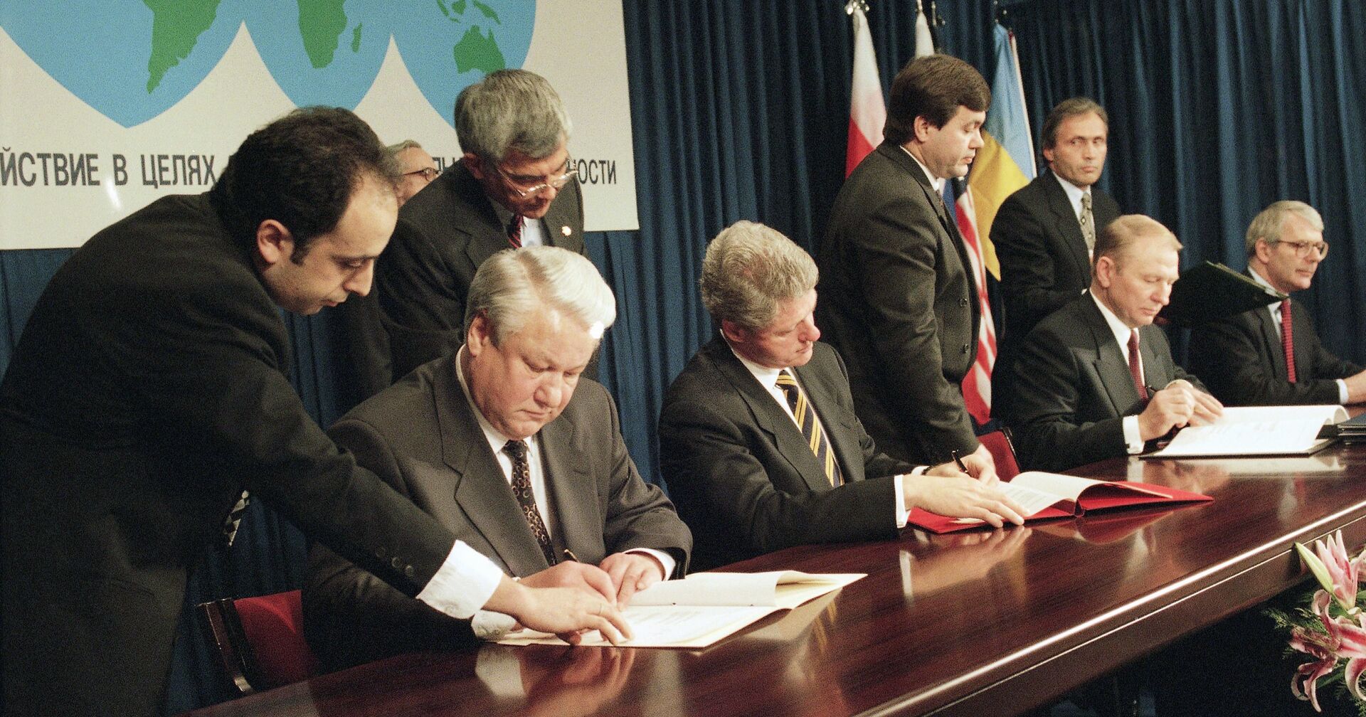 Президент России Борис Ельцин, президент США Билл Клинтон и президент Украины Леонид Кучма - ИноСМИ, 1920, 07.12.2020