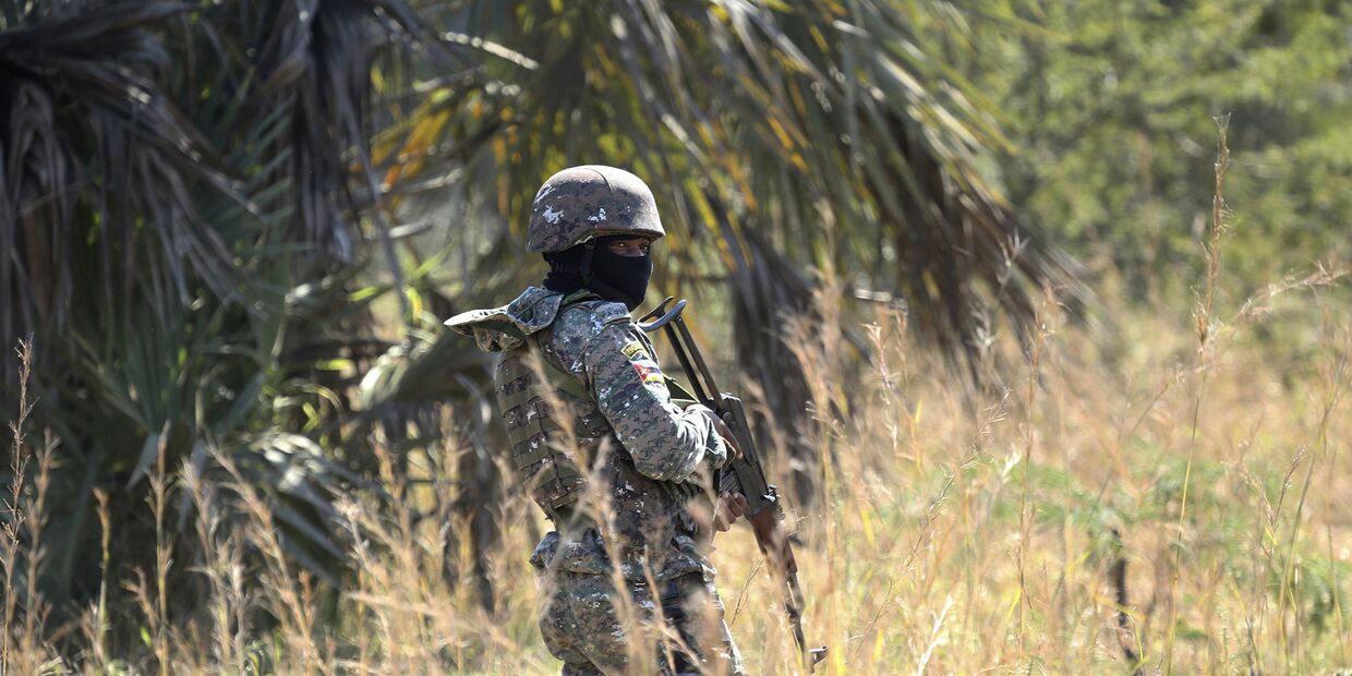 Вооруженный солдат в Мозамбик