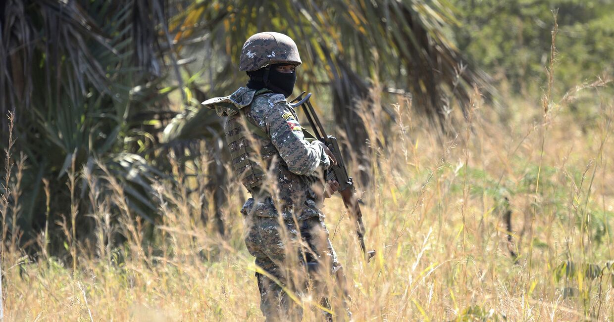Вооруженный солдат в Мозамбик