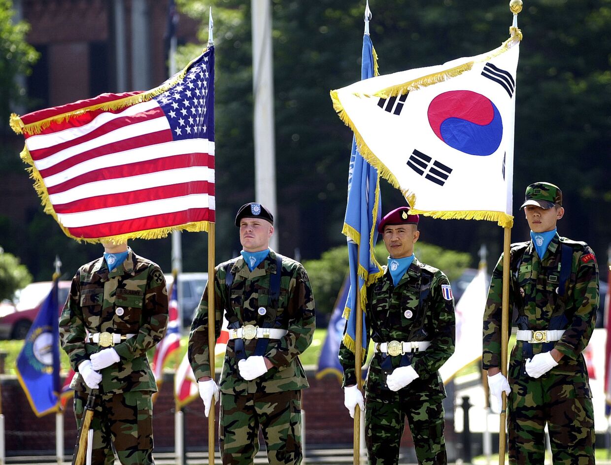 Южнокорейские и американские солдаты во время церемонии на американской военной базе в Сеуле