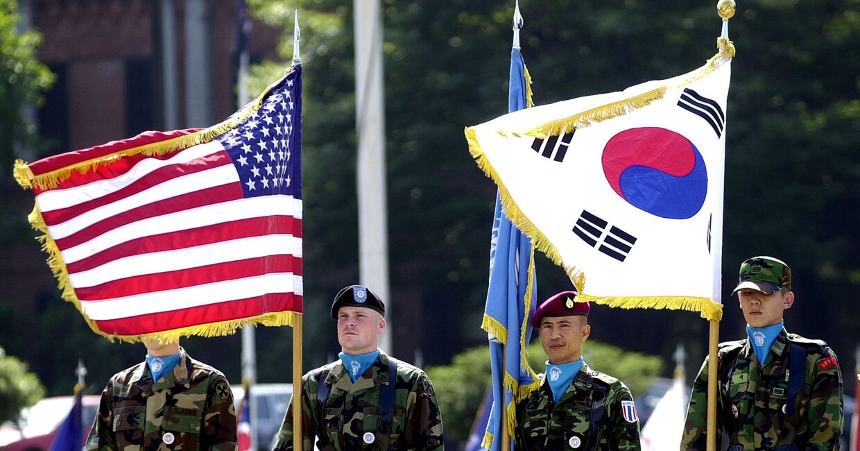 Южнокорейские и американские солдаты во время церемонии на американской военной базе в Сеуле