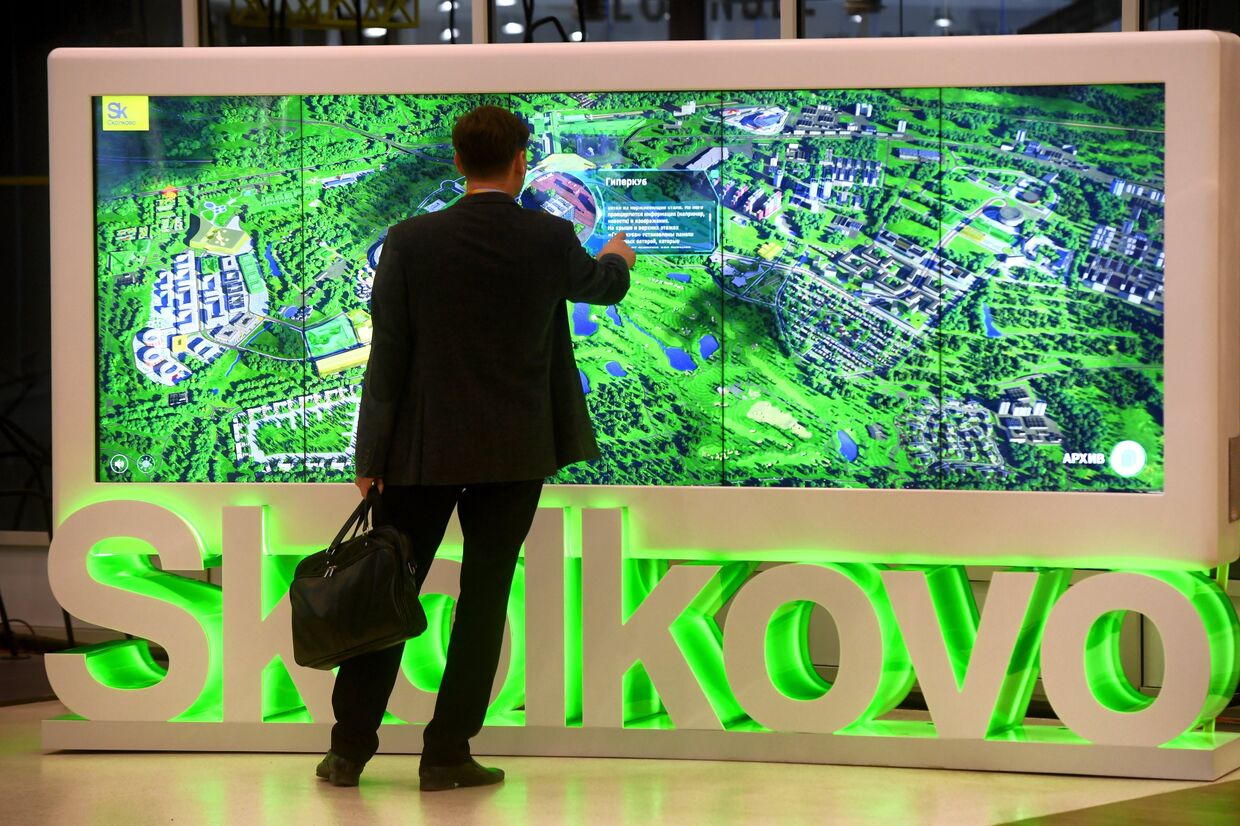 Московский международный форум Открытые инновации возле интерактивной карты инновационного центра Сколково