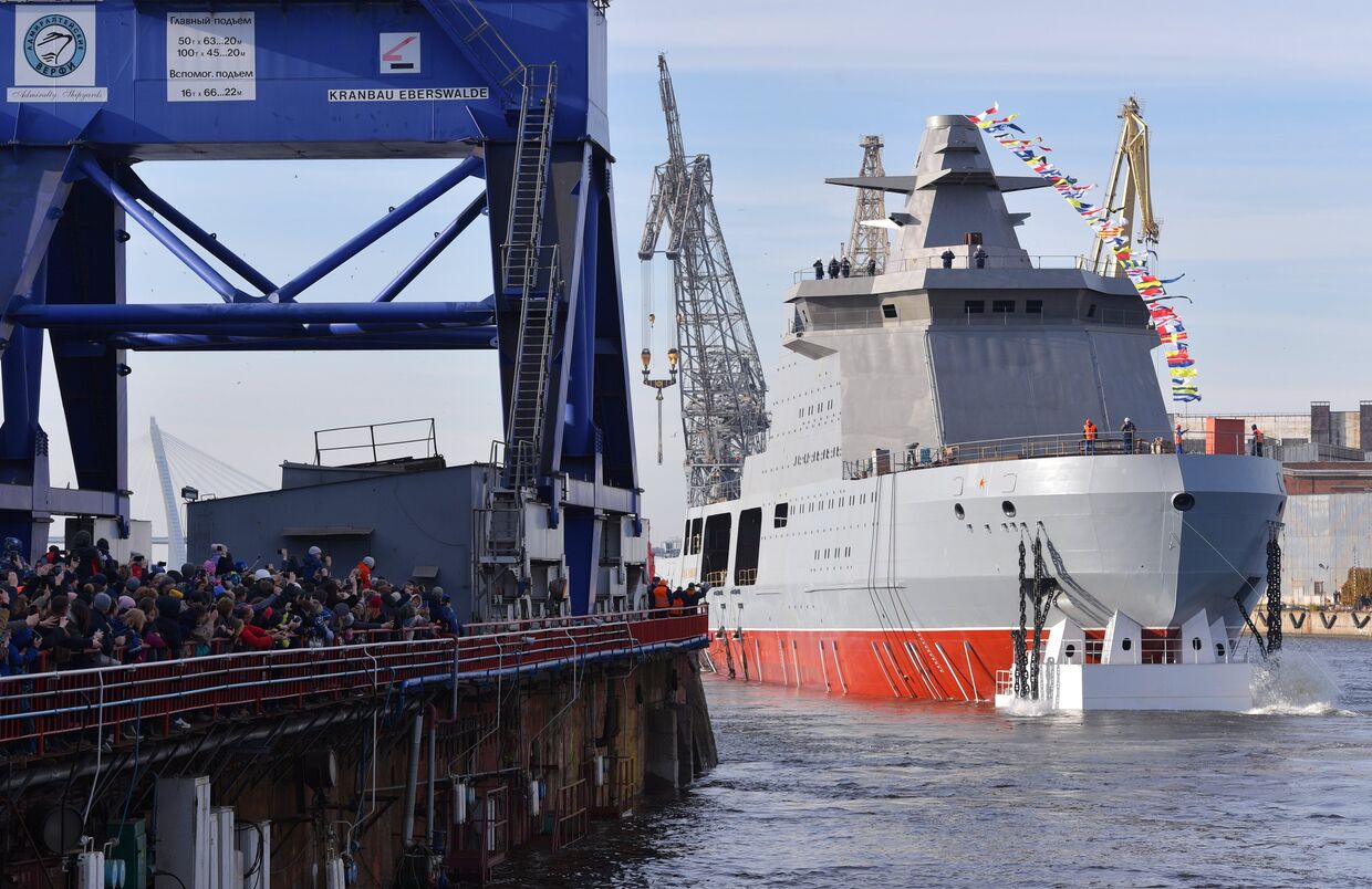 Спуск на воду патрульного корабля Иван Папанин в Санкт-Петербурге
