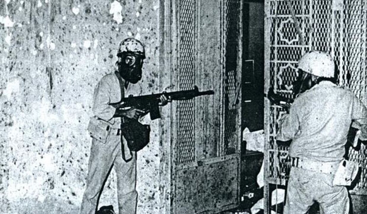 Саудовские солдаты штурмуют подземелье Каабы под мечетью Мекки, Саудовская Аравия, 1979 год
