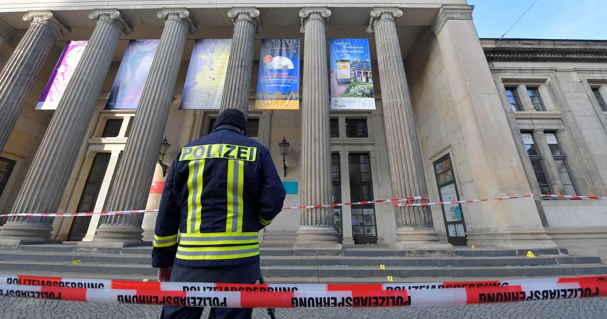 Полицейский у сокровищницы в Дрездене, откуда украли драгоценности на 1 млрд евро