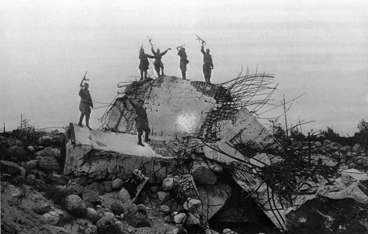Бойцы Ленинградского фронта у захваченного ДОТа на линии Маннергейма